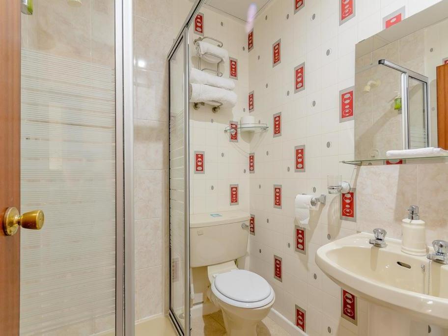 Benson - Small Families & Couples Only Отель типа 